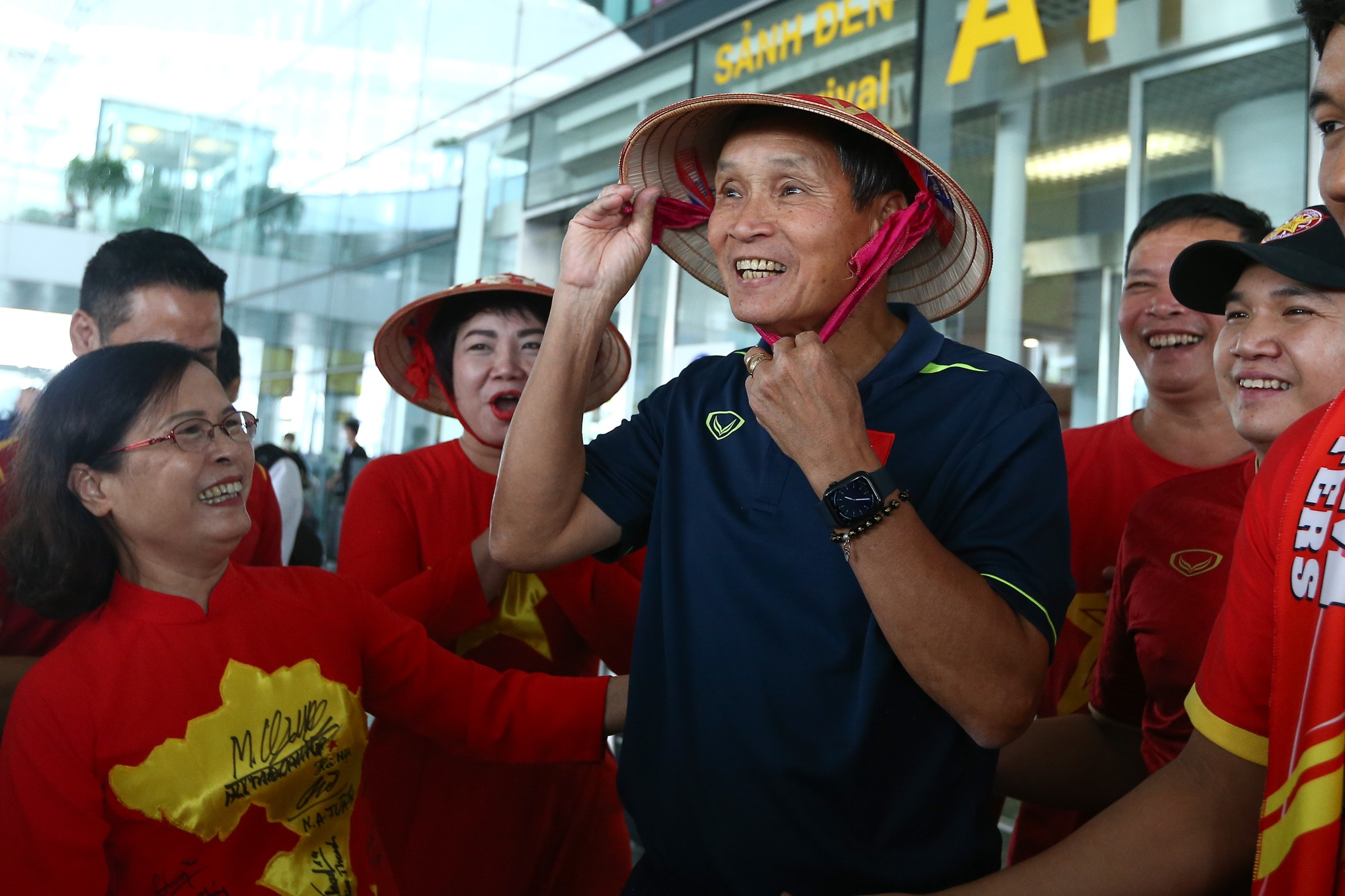 CĐV hô vang hai chữ &quot;Việt Nam&quot;khi đón tuyển nữ trở về sau hành trình World Cup 2023 - Ảnh 7.