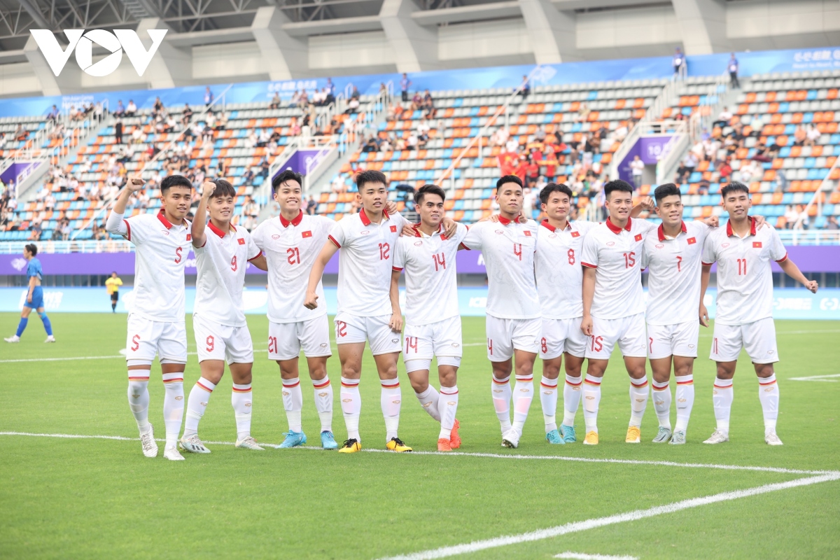HLV Hoàng Anh Tuấn đặt mục tiêu bất ngờ cho Olympic Việt Nam trước Iran và Saudi - Ảnh 1.