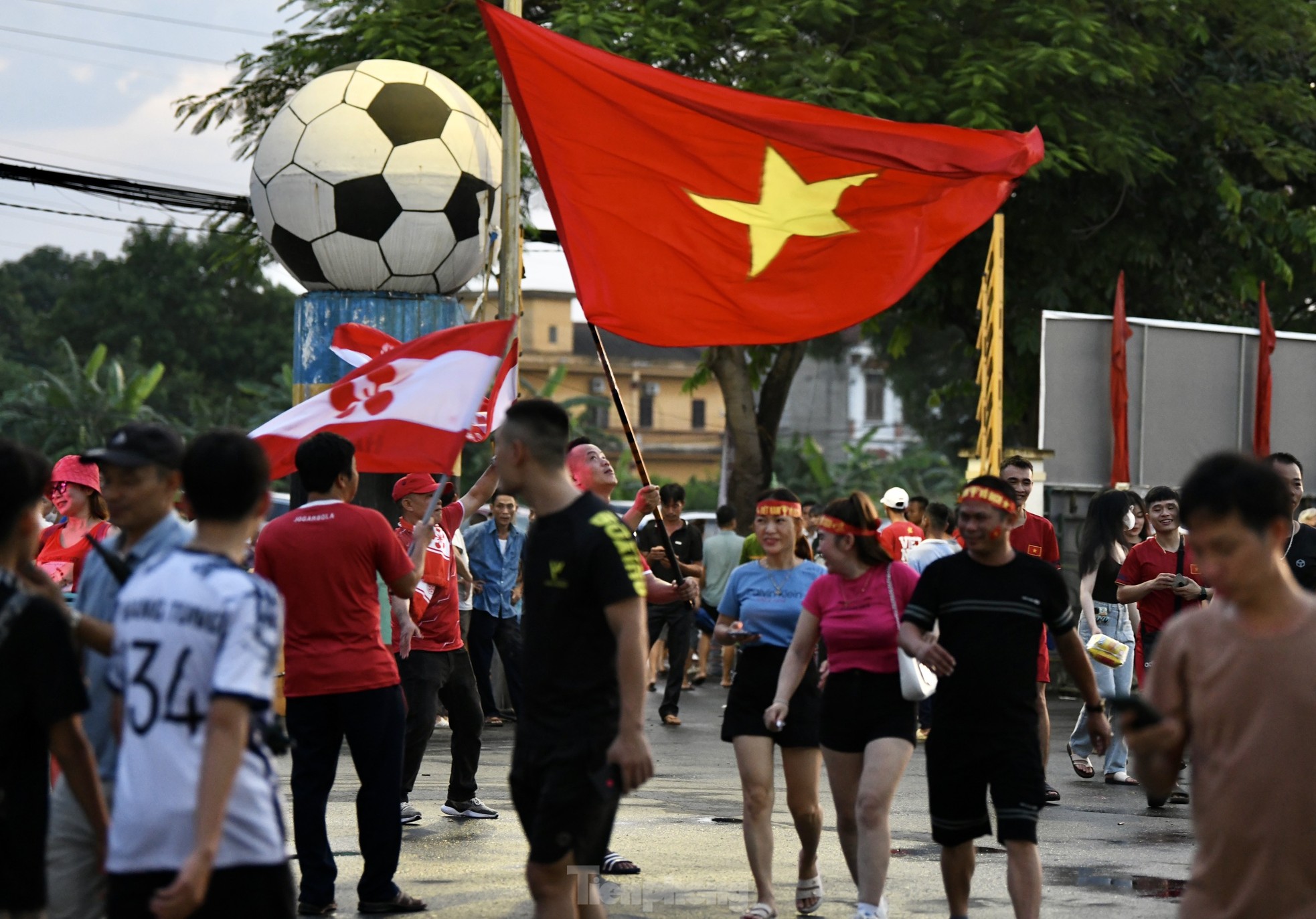 Sau cơn mưa, người hâm mộ Phú Thọ quyết nhuộm đỏ sân Việt Trì, cổ vũ U23 Việt Nam - Ảnh 1.