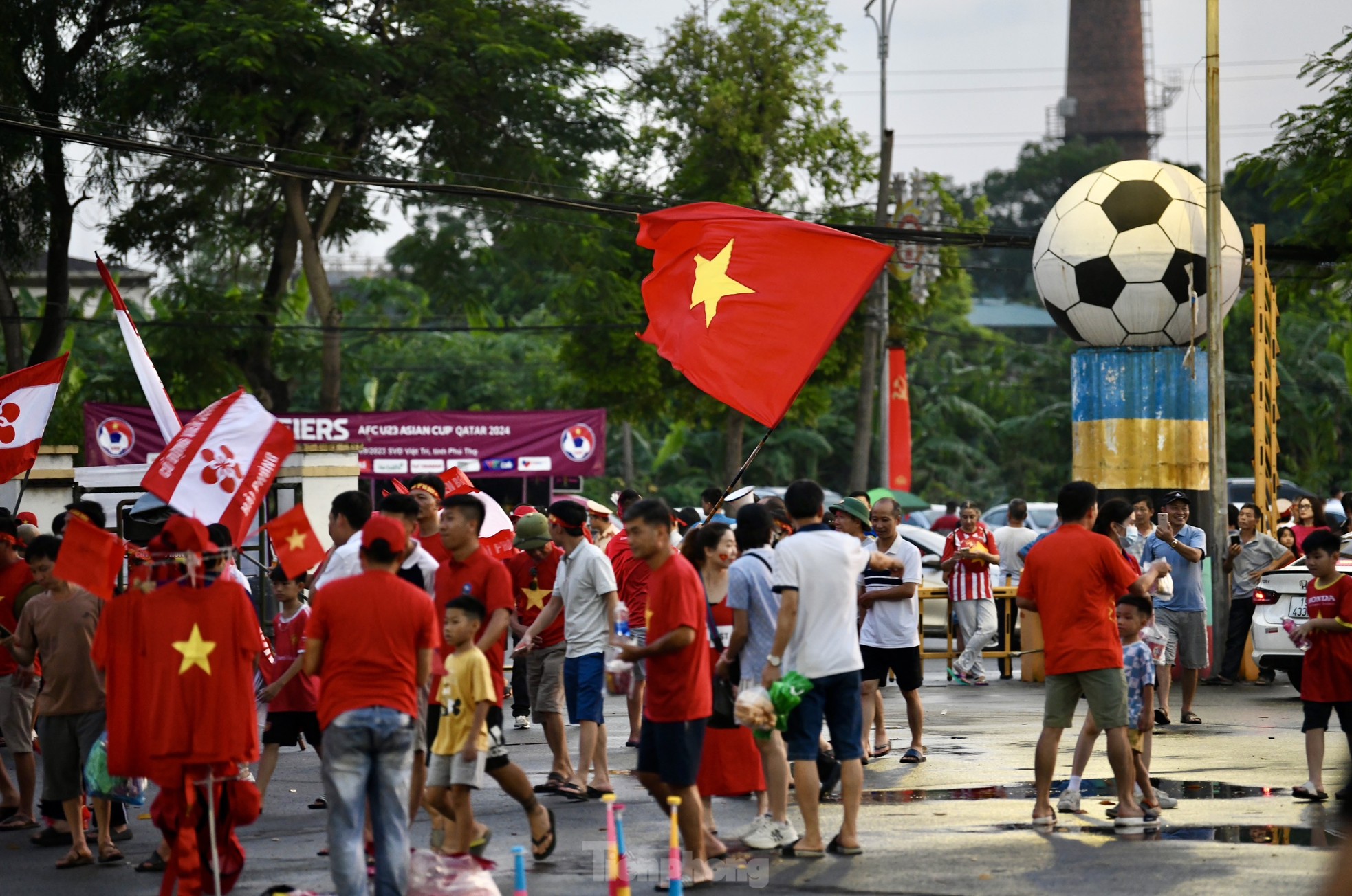 Sau cơn mưa, người hâm mộ Phú Thọ quyết nhuộm đỏ sân Việt Trì, cổ vũ U23 Việt Nam - Ảnh 7.