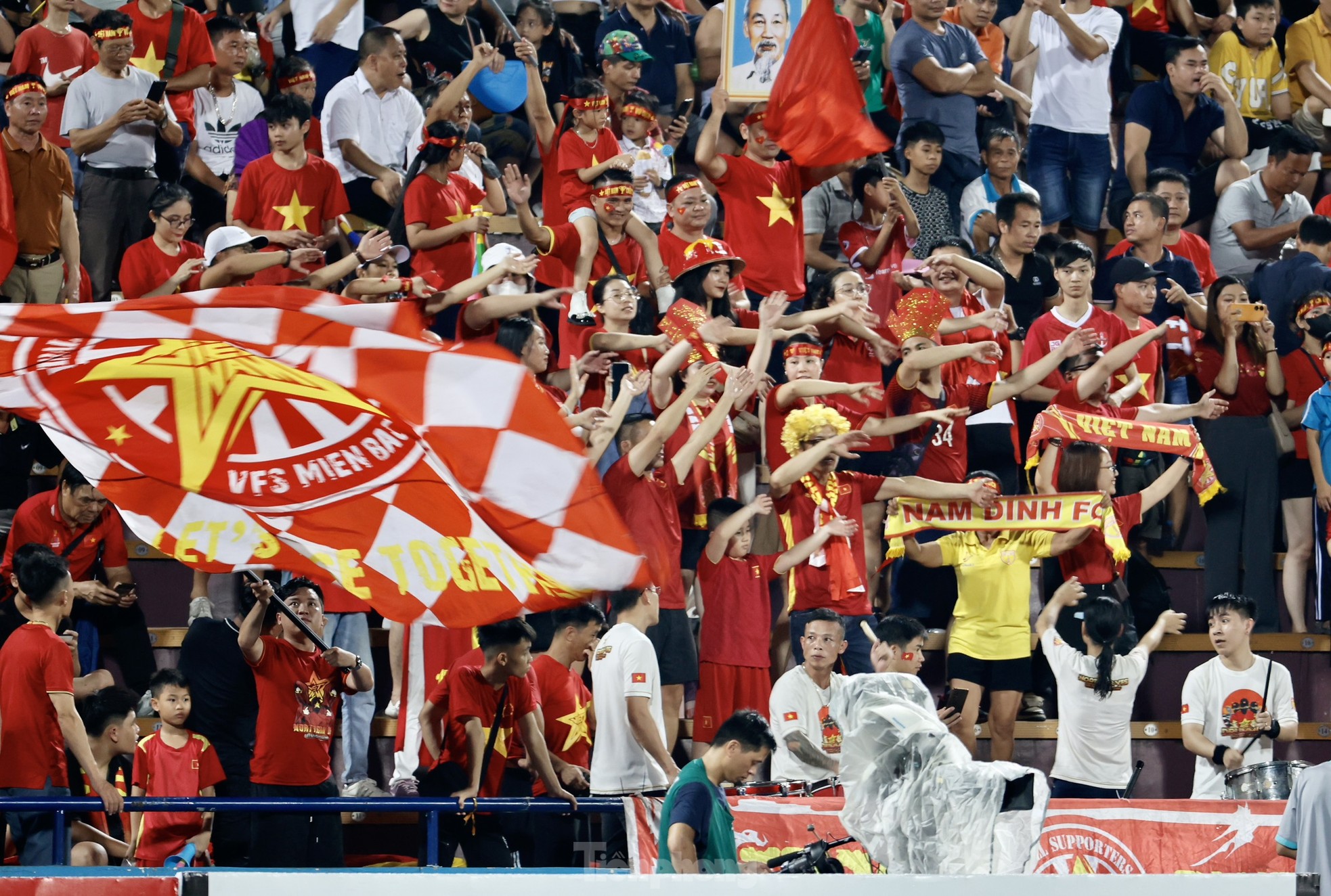 Sau cơn mưa, người hâm mộ Phú Thọ quyết nhuộm đỏ sân Việt Trì, cổ vũ U23 Việt Nam - Ảnh 9.