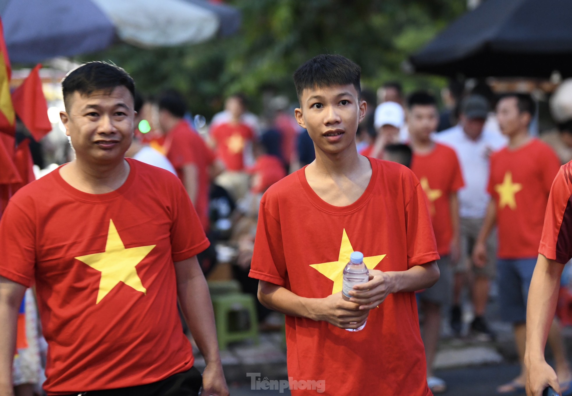 Sau cơn mưa, người hâm mộ Phú Thọ quyết nhuộm đỏ sân Việt Trì, cổ vũ U23 Việt Nam - Ảnh 6.