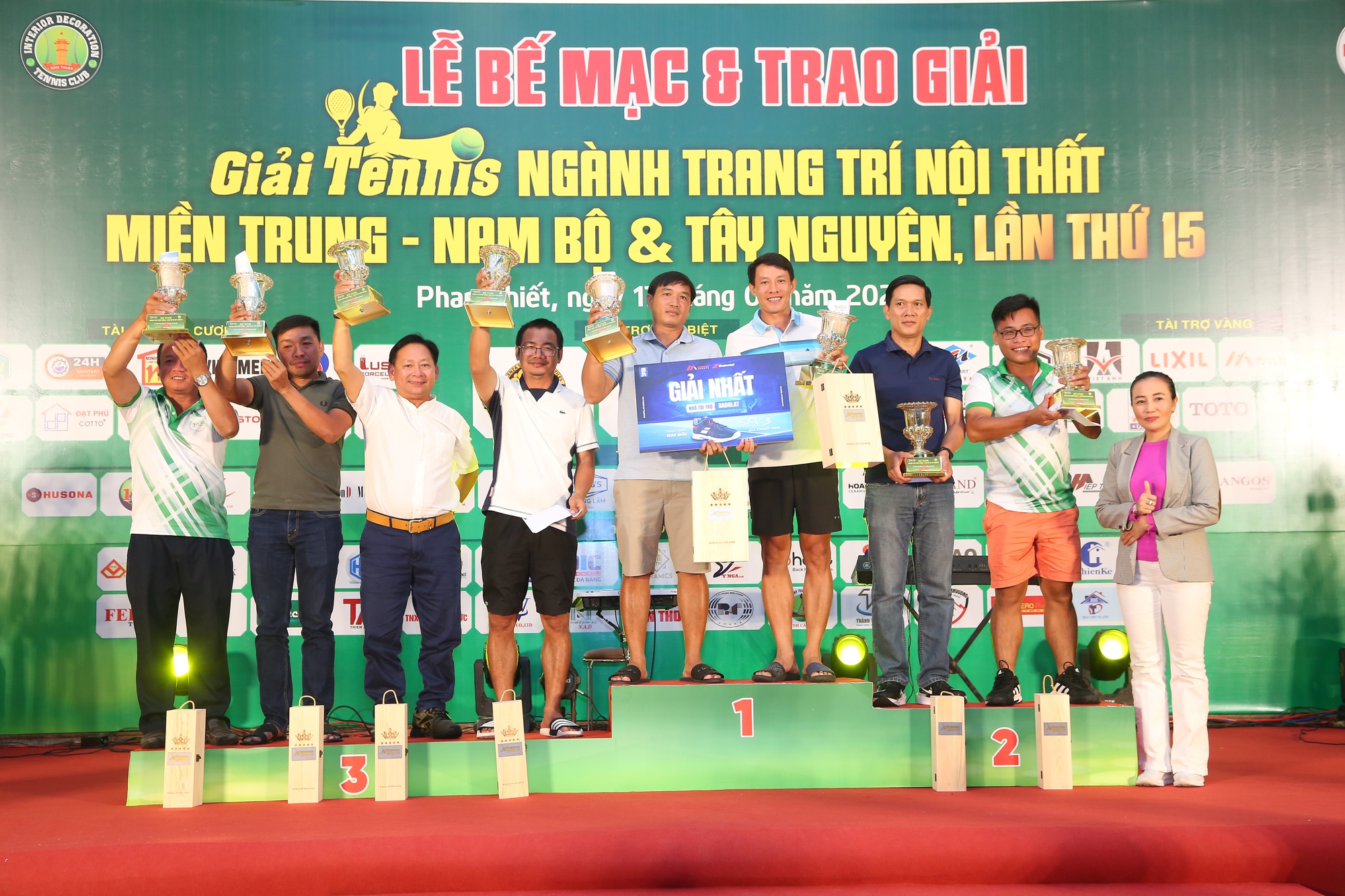 Trao cúp tại giải tennis ngành TTNT miền Trung Nam bộ và Tây Nguyên lần thứ 15 - Ảnh 2.