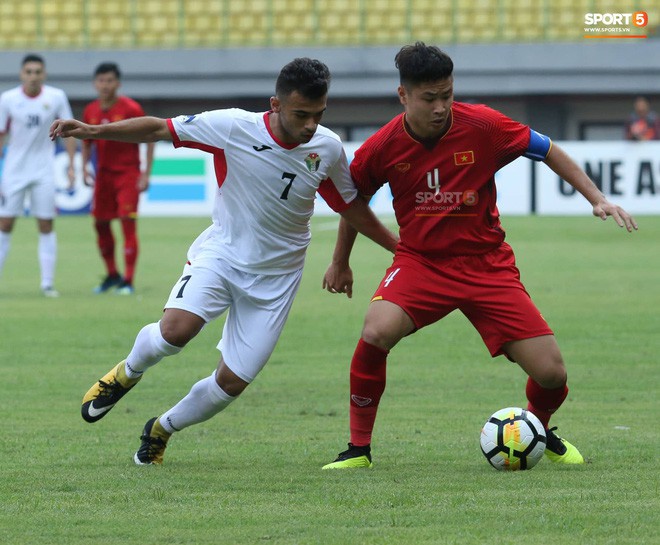 Hành động đáng trân trọng của đội trưởng U19 Việt Nam trước khi nhập viện - Ảnh 2.