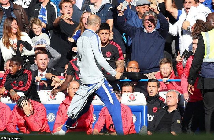 Chỉ cần một hành động đơn giản thế này, Mourinho đã khiến nhóm CĐV Chelsea chửi mình phải câm lặng - Ảnh 5.