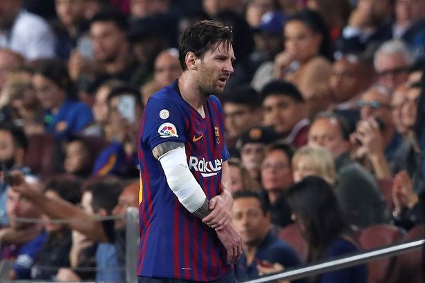 Messi gãy tay rùng rợn sau pha tiếp đất lỗi, băng bó ngay trên sân và chắc chắn vắng mặt ở trận Siêu kinh điển - Ảnh 7.