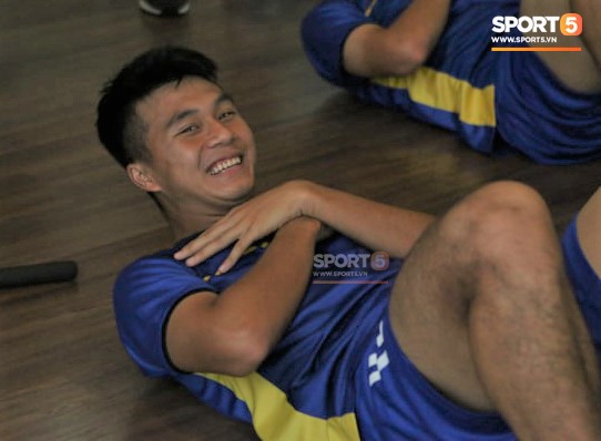 Không thể tập ở sân, thầy trò U19 Việt Nam vui vẻ chơi với bóng hơi trong phòng gym  - Ảnh 9.