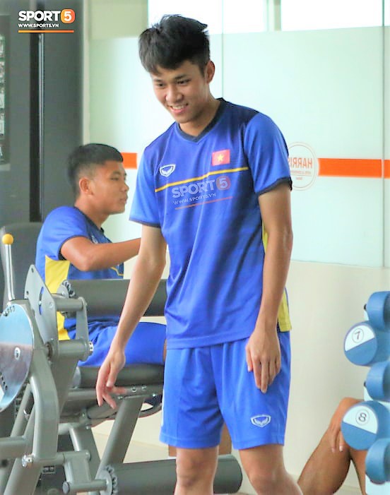Không thể tập ở sân, thầy trò U19 Việt Nam vui vẻ chơi với bóng hơi trong phòng gym  - Ảnh 3.