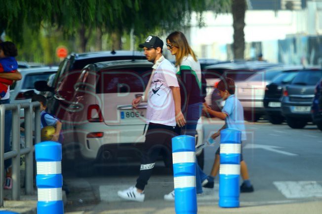 Messi băng bó, đi dạo phố với vợ đẹp sau khi bị gãy xương tay phải - Ảnh 7.