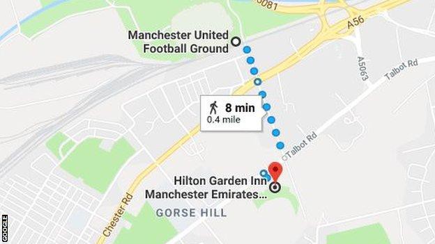 Mourinho rời xe bus của MU, một mình đi bộ đến Old Trafford trước trận gặp Juve - Ảnh 1.