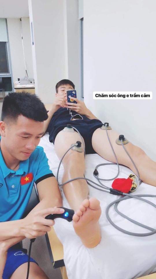 Hot boy Duy Mạnh khoe chân dài nuột nà trong clip được đàn anh Huy Hùng massage chân - Ảnh 2.
