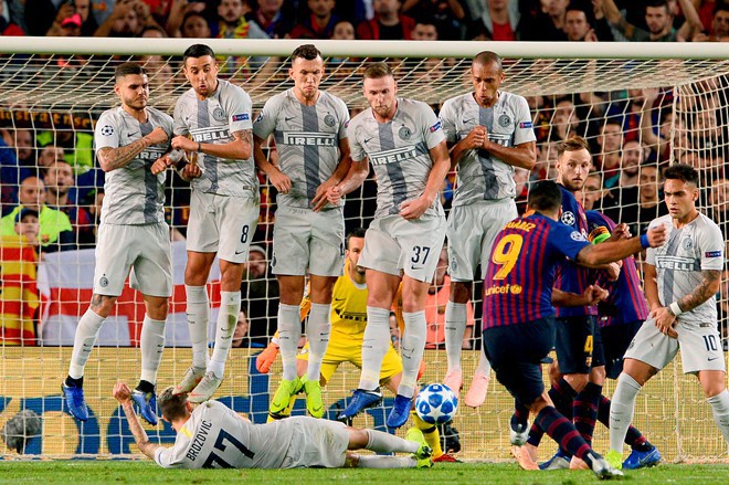 Hy hữu: Cầu thủ Inter Milan chặn đồng đội của Messi đá phạt bằng pha cản phá siêu dị, khiến Messi phải bật cười - Ảnh 1.