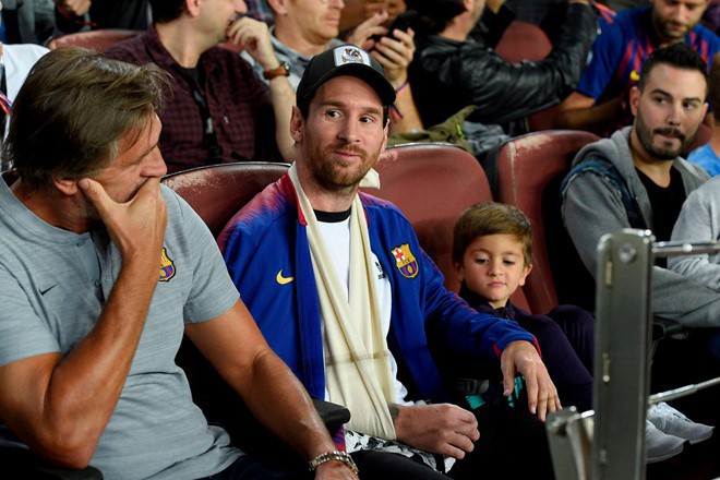 Messi tới xem Barca thi đấu với cánh tay phải bó bột, được cậu con trai mang thần thái vạn người mê hộ tống - Ảnh 1.