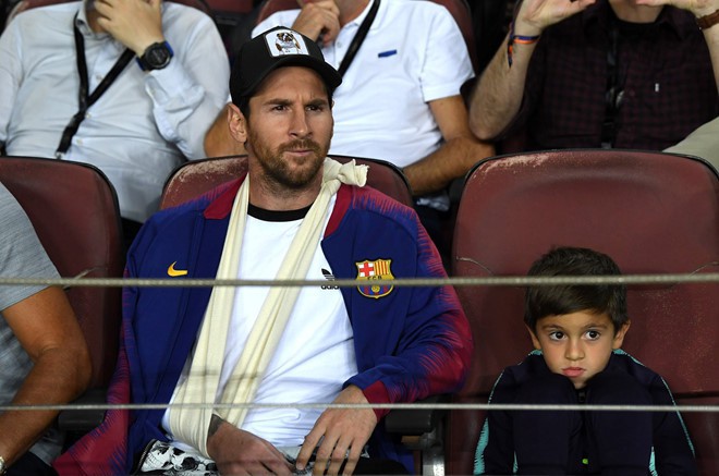 Messi tới xem Barca thi đấu với cánh tay phải bó bột, được cậu con trai mang thần thái vạn người mê hộ tống - Ảnh 3.