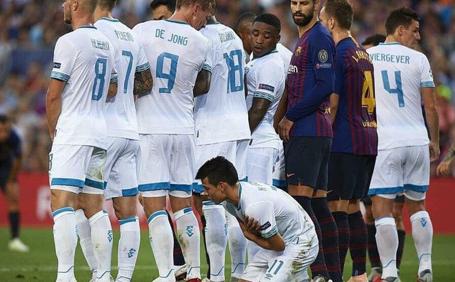 Hy hữu: Cầu thủ Inter Milan chặn đồng đội của Messi đá phạt bằng pha cản phá siêu dị, khiến Messi phải bật cười - Ảnh 3.
