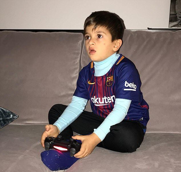 Messi tới xem Barca thi đấu với cánh tay phải bó bột, được cậu con trai mang thần thái vạn người mê hộ tống - Ảnh 7.