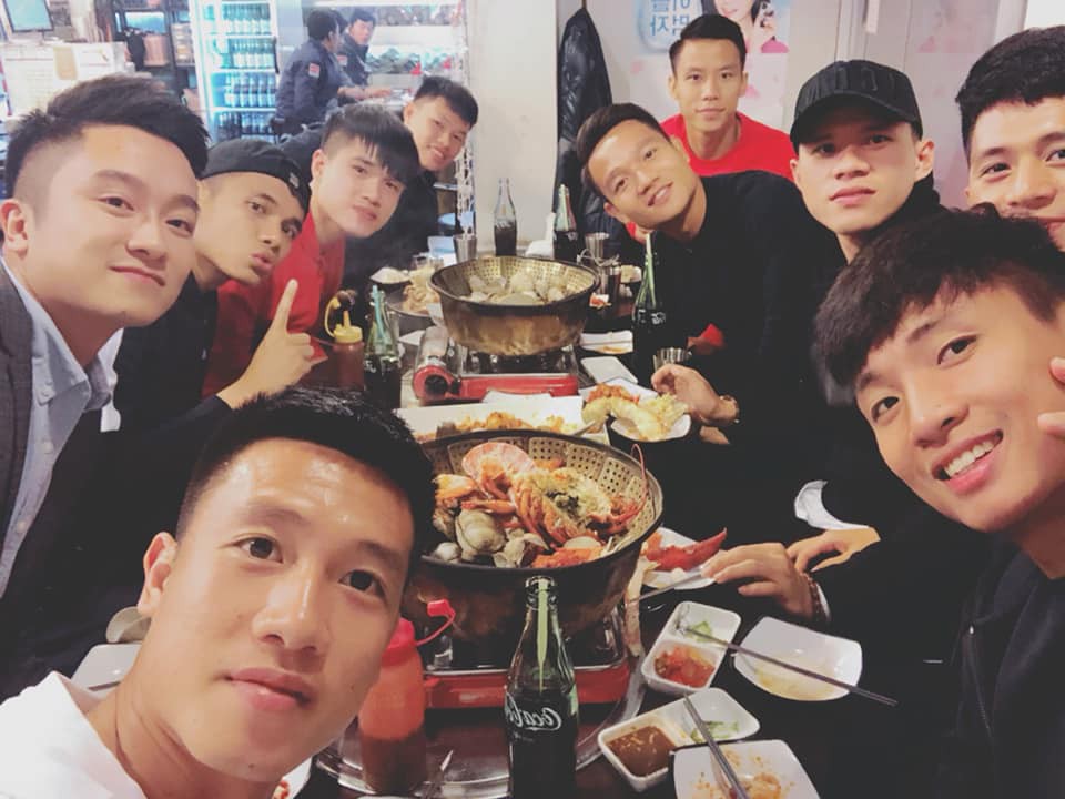 Xuân Trường bị chê là trai Hàn phiên bản lỗi, Văn Toàn sung sướng khi tìm được hình của thần tượng - Ảnh 3. Xuân Trường bị chê là trai Hàn phiên bản lỗi, Văn Toàn sung sướng khi tìm được hình của thần tượng - Ảnh 3.