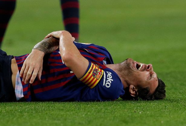 Messi bình phục thần tốc chấn thương gãy tay, Ronaldo đeo mặt nạ ma quỷ cho các con để hù dọa khán giả - Ảnh 2.