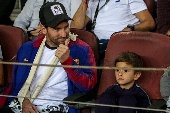 Messi bình phục thần tốc chấn thương gãy tay, Ronaldo đeo mặt nạ ma quỷ cho các con để hù dọa khán giả - Ảnh 4.