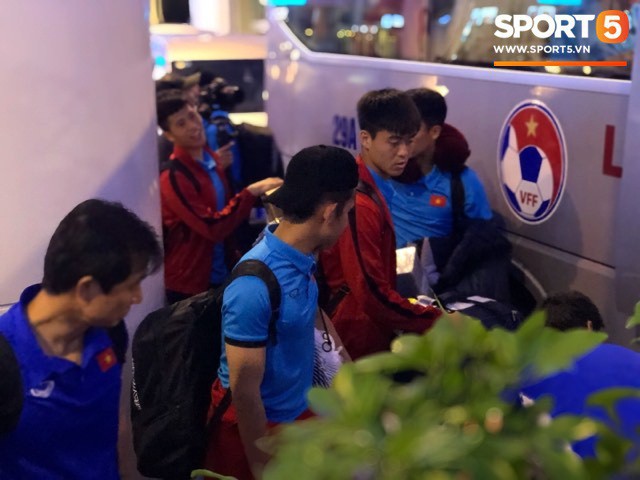 Đội tuyển Việt Nam gặp sự cố hài hước, phải chờ ở sân bay gần 1 tiếng đồng hồ - Ảnh 1.