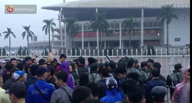 Người hâm mộ mua vé AFF Cup 2018 đẩy đổ hàng rào sân Mỹ Đình - Ảnh 2.