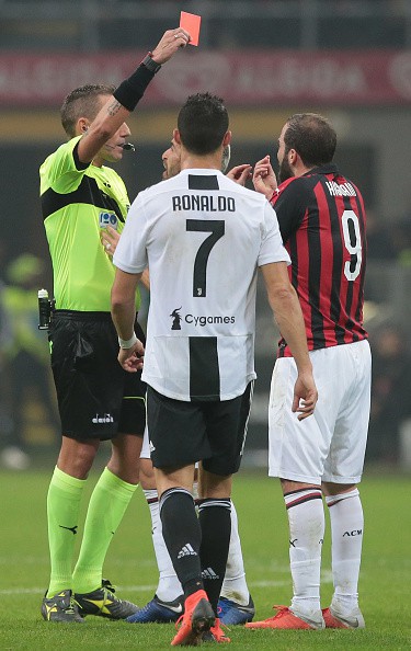 Đá hỏng phạt đền, ăn thẻ đỏ cuối trận, Higuain ngậm ngùi nhìn Ronaldo ghi bàn vùi dập AC Milan - Ảnh 8.