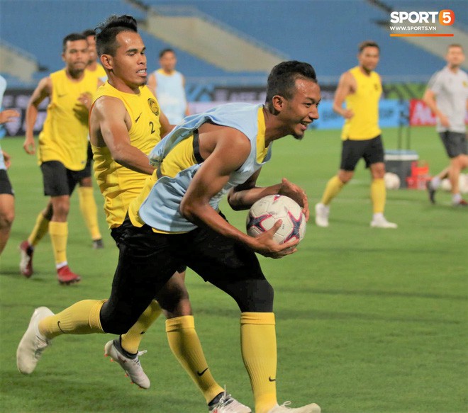 Thay vì tập với bóng, cầu thủ Malaysia chơi game lạ trong buổi tập cuối cùng trước khi quyết đấu tuyển Việt Nam - Ảnh 2.