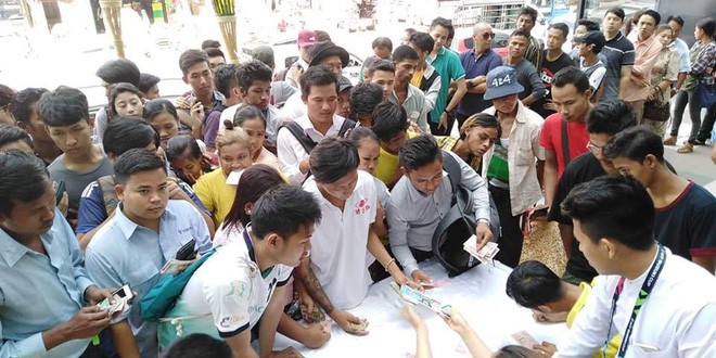 CĐV Myanmar chen chúc xếp hàng mua vé xem trận gặp Việt Nam ngày 20/11 - Ảnh 3.