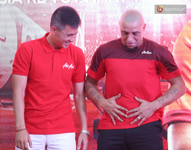 Đọ bụng mỡ với Công Vinh, huyền thoại Roberto Carlos khiến fan Việt Nam cười bể ruột - Ảnh 7.
