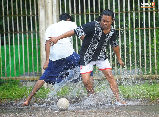 Tuyển thủ Việt Nam thích thú xem đàn ông Myanmar mặc váy, đi chân đất, đá bóng nhựa thỏa mãn đam mê - Ảnh 4.