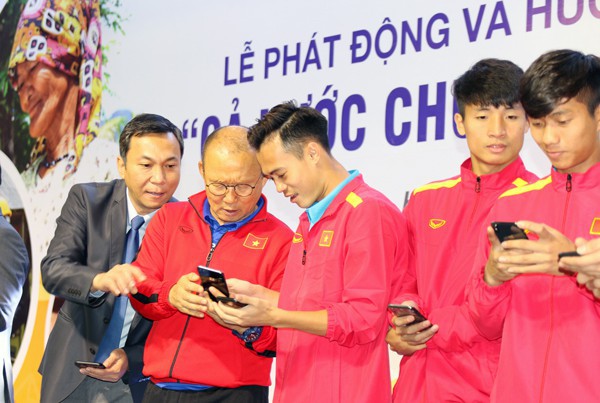 Cầu thủ đội tuyển Việt Nam khiến fan tan chảy với hành động tặng 71 chỉ vàng và 100 triệu đồng cho người nghèo - Ảnh 1.
