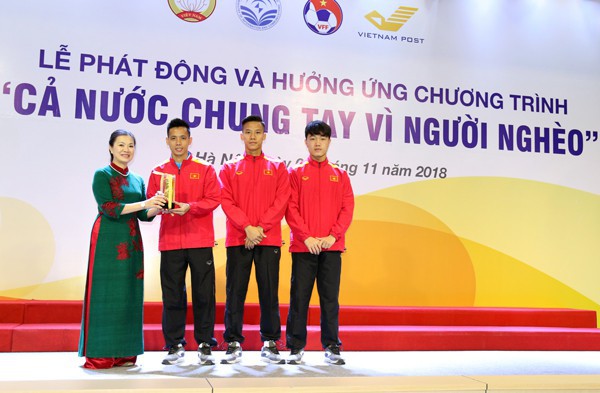 Cầu thủ đội tuyển Việt Nam khiến fan tan chảy với hành động tặng 71 chỉ vàng và 100 triệu đồng cho người nghèo - Ảnh 3.