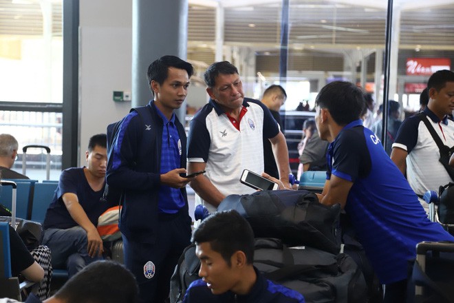 Đội tuyển Campuchia khép mình khi đặt chân tới Việt Nam, HLV Honda vắng mặt - Ảnh 3.