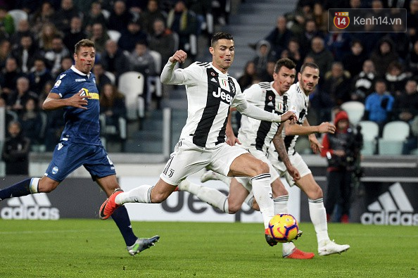 Vua đệm bóng Ronaldo tái hiện sở trường giúp Juventus thắng vòng 13 giải VĐQG Italy - Ảnh 2.