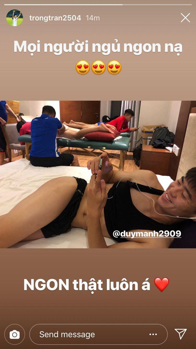 Đình Trọng khoe ảnh Duy Mạnh sexy khi làm vật lý trị liệu trước trận gặp Campuchia - Ảnh 1.
