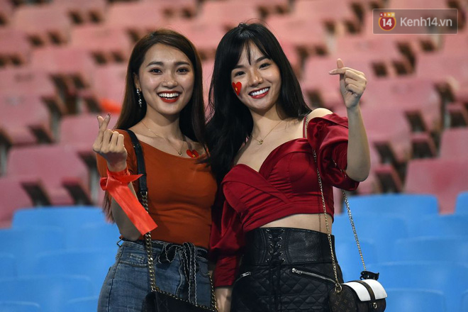 AFF Cup 2018: Fan nữ của đội tuyển nào xinh đẹp nhất? - Ảnh 1.