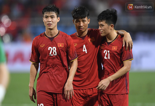 Quang Hải cùng toàn bộ hàng phòng ngự Việt Nam vắng mặt đầy khó hiểu trong đội hình tiêu biểu vòng bảng AFF Cup - Ảnh 1.