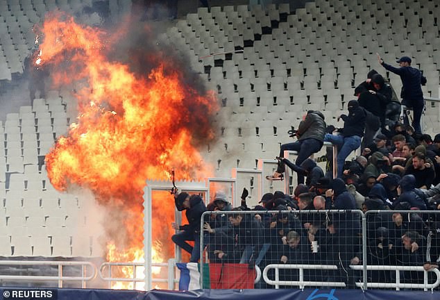 Tới Hy Lạp xem bóng đá, CĐV Hà Lan bị đánh chảy máu đầu, bị tấn công dã man bằng bom xăng, pháo sáng - Ảnh 2.