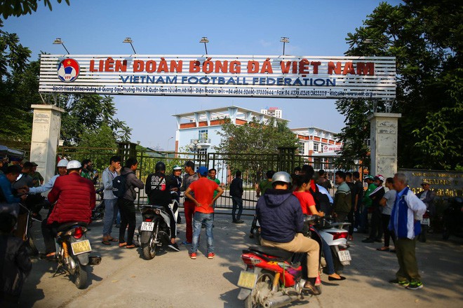 Bị hàng trăm người vây kín trụ sở, VFF đồng ý mở bán vé trực tiếp bổ sung trận Việt Nam vs Philippines - Ảnh 1.