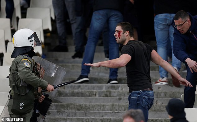 Tới Hy Lạp xem bóng đá, CĐV Hà Lan bị đánh chảy máu đầu, bị tấn công dã man bằng bom xăng, pháo sáng - Ảnh 6.