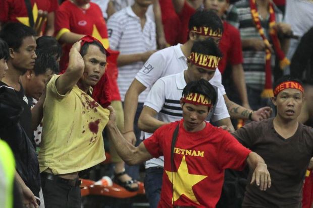 CĐV Malaysia hành hung CĐV Việt Nam và những scandal nhức nhối trong lịch sử AFF Cup - Ảnh 2.