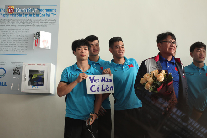 Xuân Trường trổ tài nói tiếng Anh như gió với người nước ngoài trước giờ lên máy bay đi Lào - Ảnh 6.