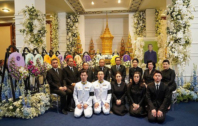 Ban lãnh đạo và cầu thủ Leicester sang Thái Lan viếng cố Chủ tịch Vichai - Ảnh 10.