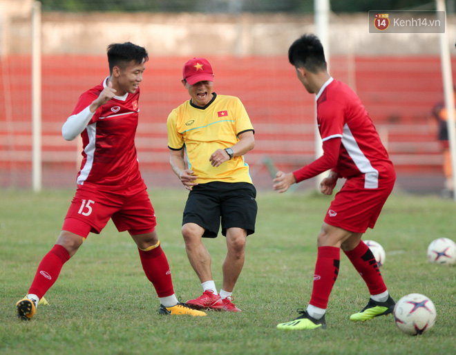 Bị hầm trong bài đá ma, Đình Trọng trút giận lên Văn Toàn ở buổi tập trước trận ra quân AFF Cup 2018 - Ảnh 1.