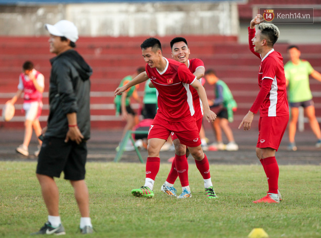 Bị hầm trong bài đá ma, Đình Trọng trút giận lên Văn Toàn ở buổi tập trước trận ra quân AFF Cup 2018 - Ảnh 2.