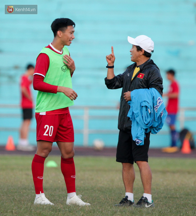 Bị hầm trong bài đá ma, Đình Trọng trút giận lên Văn Toàn ở buổi tập trước trận ra quân AFF Cup 2018 - Ảnh 6.
