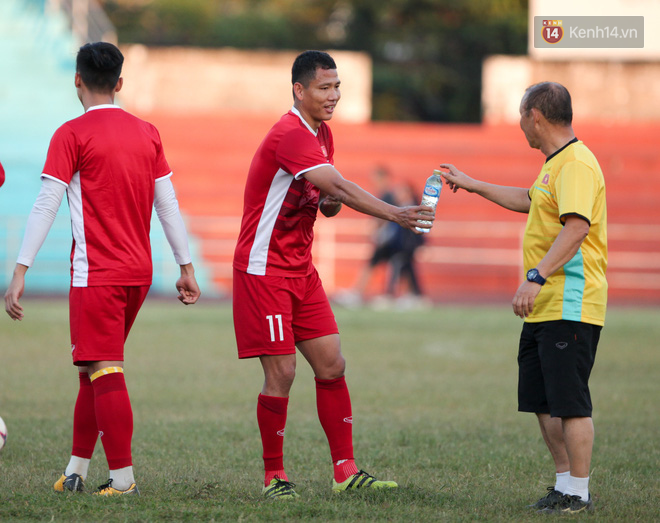 Bị hầm trong bài đá ma, Đình Trọng trút giận lên Văn Toàn ở buổi tập trước trận ra quân AFF Cup 2018 - Ảnh 8.