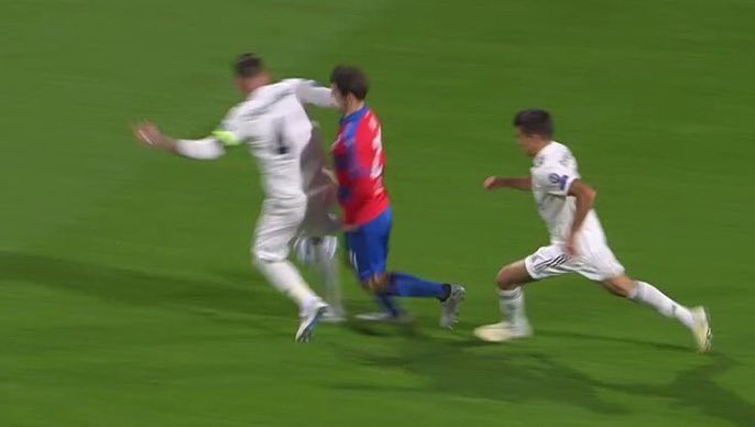 Đội trưởng tai tiếng của Real Madrid đánh cùi chỏ khiến đối thủ chảy máu mũi ròng ròng - Ảnh 1.