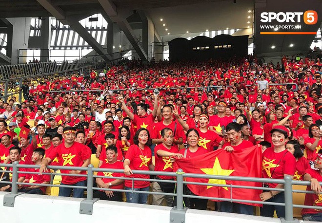 Vượt gió mưa, hàng nghìn cổ động viên có mặt tại sân Bukit Jalil tiếp lửa cho đội tuyển Việt Nam - Ảnh 1.