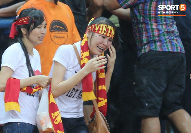Đêm kinh hoàng: CĐV Malaysia đánh CĐV Việt Nam đổ máu ở AFF Cup 2014 - Ảnh 4.
